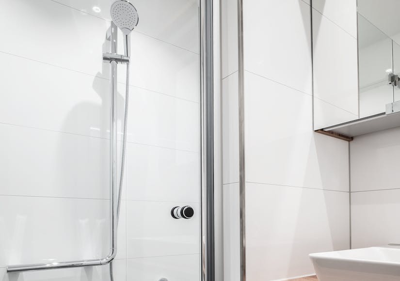 Neues Waschbecken und moderne Dusche mit Sitzmöglichkeit in einem schönen Badezimmer von Steinkühler in Leverkusen.