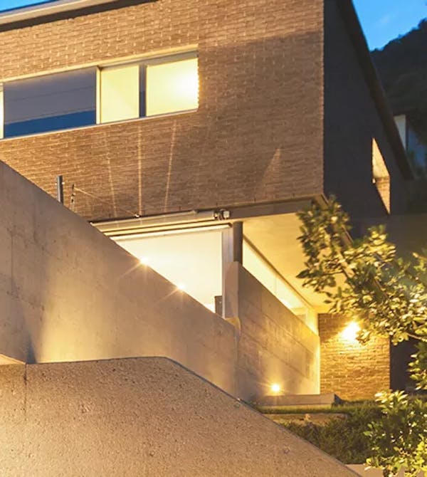 Modernes großes Haus mit moderner Beleuchtung mit Smart Home und Automation von Steinkühler in Leverkusen.