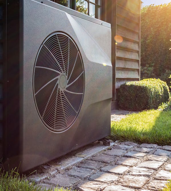 Wärmepumpe in einem Garten als effizientes Heizsystem von Steinkühler in Leverkusen.