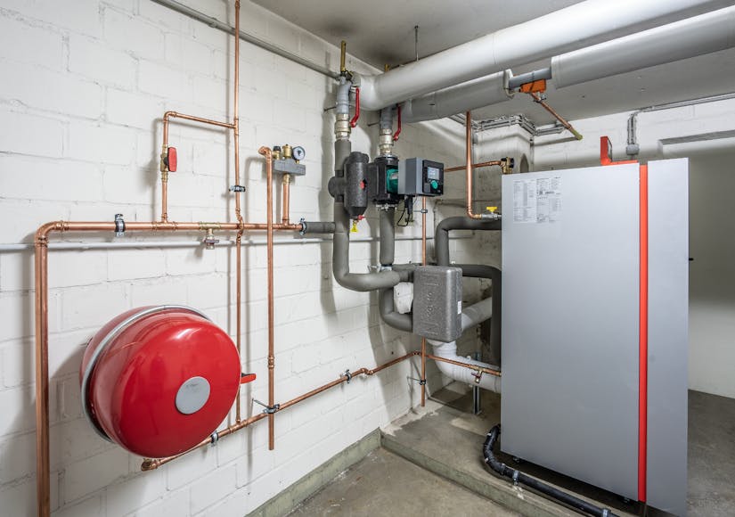 Effizientes Heizsystem von Steinkühler in Leverkusen in einem Keller.