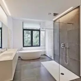 Großes modernes Badezimmer durch Teilbad Modernisierung von Steinkühler in Leverkusen.
