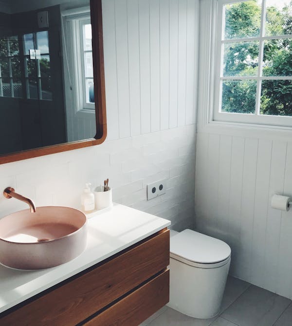 Neues Badezimmer mit besonderem Waschbecken und Spiegel in einem Altbau von Steinkühler in Leverkusen.