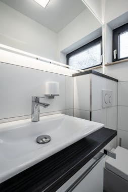 Referenzen von Steinkühler in Leverkusen - Modernes Waschbecken