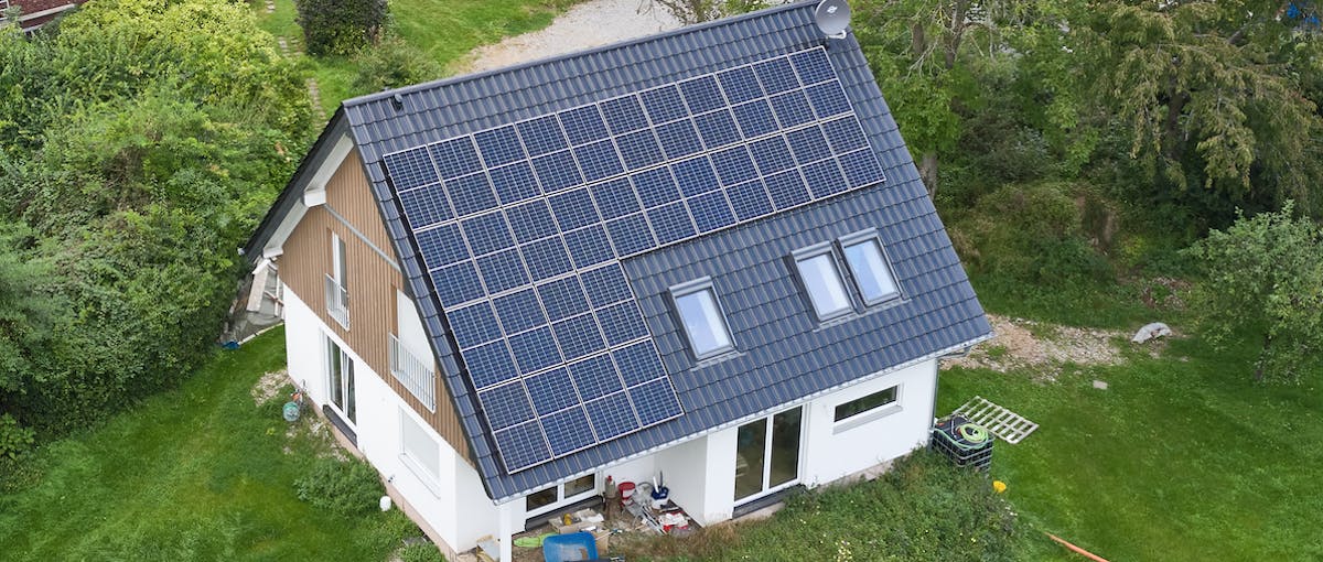 Luftaufnahme eines modernen Hauses mit Photovoltaikanlage von Steinkühler in Leverkusen.
