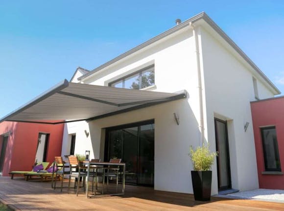 Modernes Haus in weiß und rot mit Terrasse Licht und Steuerung System von Steinkühler in Leverkusen.
