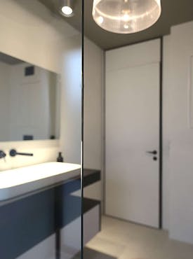 Modernes Badezimmer mit schwarzen Akzenten nach Teilbad Modernisierung von Steinkühler in Leverkusen.