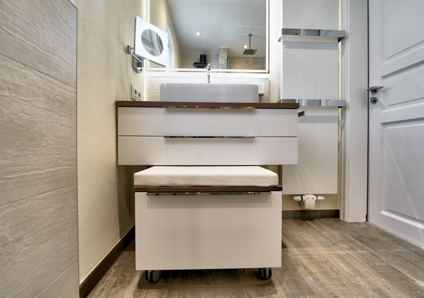 Modernes Waschbecken und Waschbeckenschrank in einem Badezimmer von Steinkühler in Leverkusen.