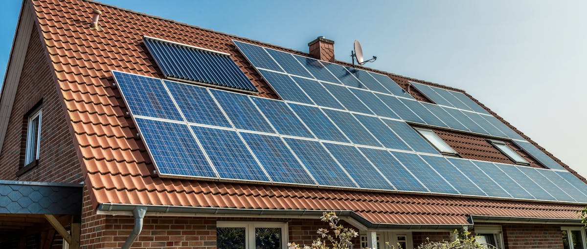 Photovoltaik- und Solaranlage auf einem Dach von Steinkühler in Leverkusen.