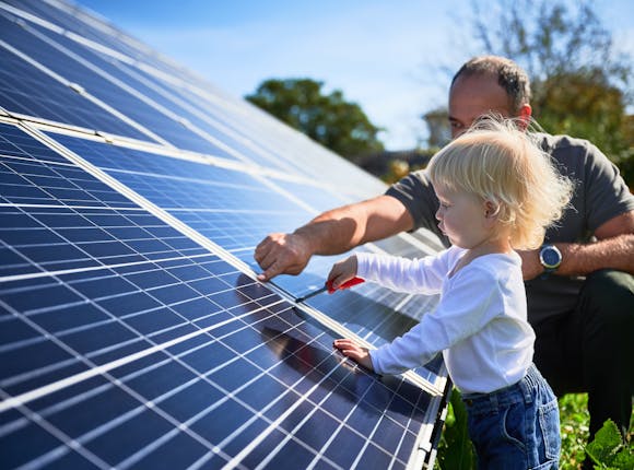 Vater zeigt seinem Kind die neue Photovoltaikanlage von Steinkühler in Leverkusen.