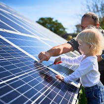 Vater zeigt seinem Kind die neue Photovoltaikanlage von Steinkühler in Leverkusen.