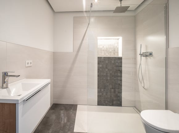 Modernes Bad mit Dusche von Steinkühler aus Leverkusen