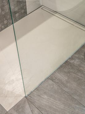 Boden einer ebenerdigen Dusche von Steinkühler aus Leverkusen
