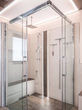 Modernes Bad mit ebenerdiger Dusche von Steinkühler aus Leverkusen