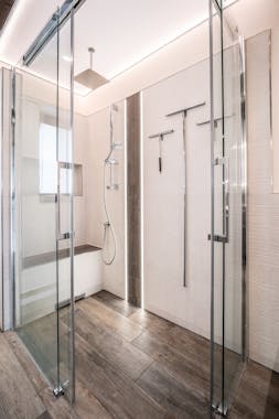 Moderne große Dusche in einem schönen Badezimmer von Steinkühler in Leverkusen.