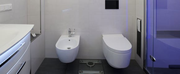 Modernes Badezimmer und Sanitär mit schönem Licht von Steinkühler in Leverkusen.