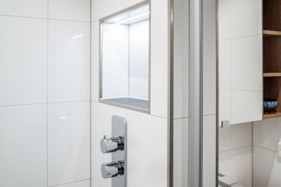 Referenzen von Steinkühler in Leverkusen - Moderne Dusche mit Ablage