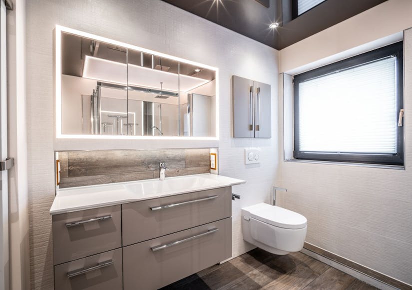 Modernes Sanitär mit schönem Licht in neuem Badezimmer von Steinkühler in Leverkusen.