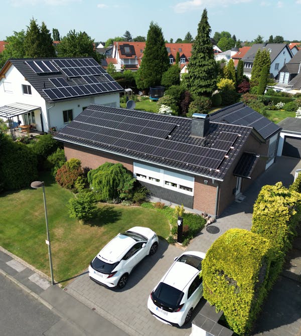 Großes Haus mit moderner Photovoltaikanlage von Steinkühler in Leverkusen.