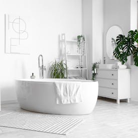 Freistehende Badewanne in einem modernen weißen Badezimmer nach Teilbad Modernisierung von Steinkühler in Leverkusen.