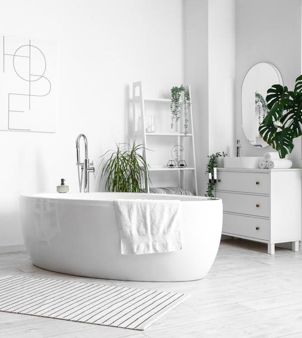 Freistehende Badewanne in einem modernen weißen Badezimmer nach Teilbad Modernisierung von Steinkühler in Leverkusen.