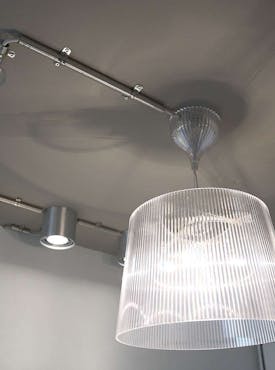 Schöne Lampe als Element der Teilbad Modernisierung von Steinkühler in Leverkusen.