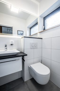 Neues WC und modernes Waschbecken in einem schönen Badezimmer von Steinkühler in Leverkusen.
