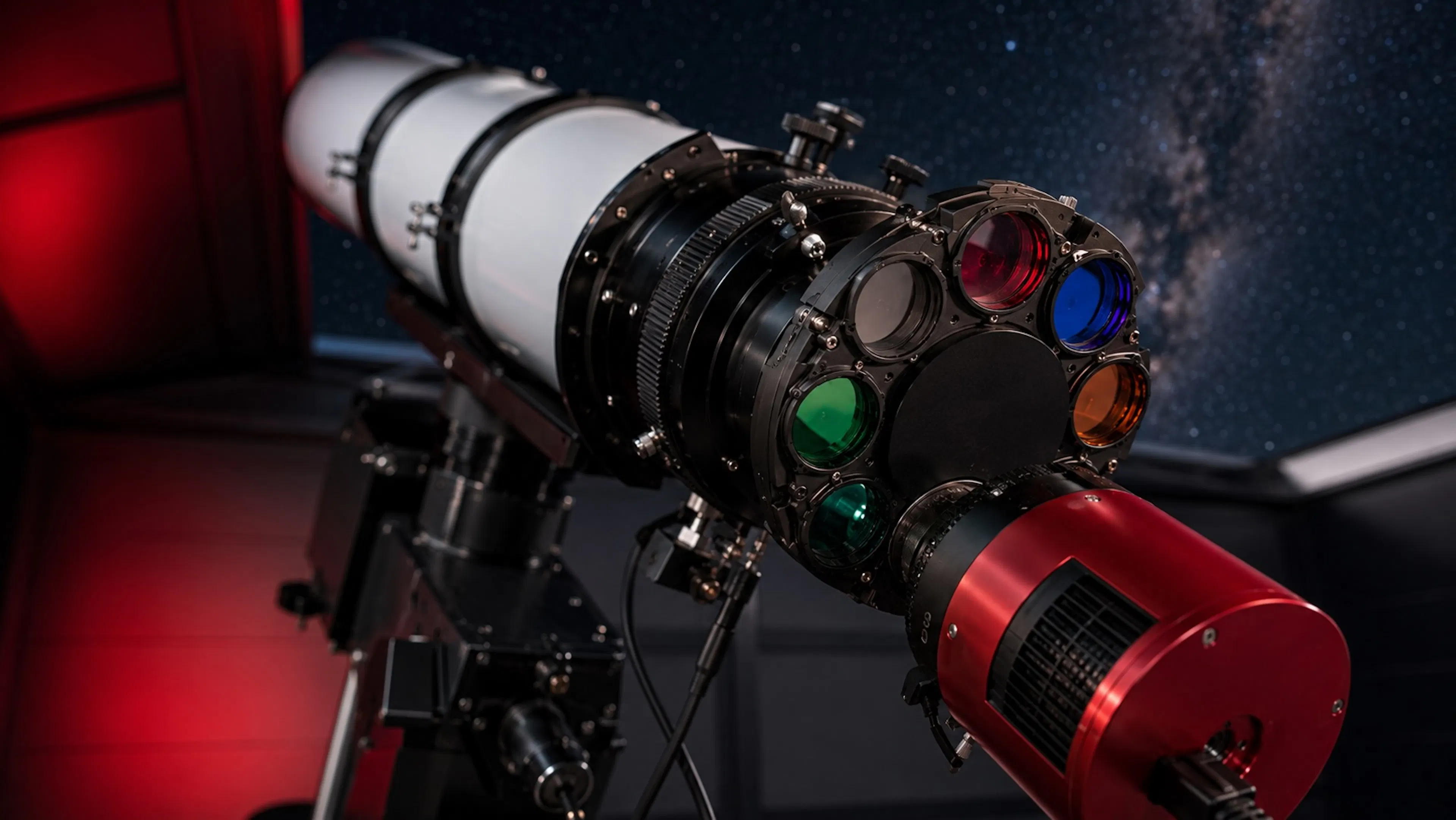 Gros plan sur une roue à filtres et une caméra monochrome montées sur un télescope d’astrophotographie.
