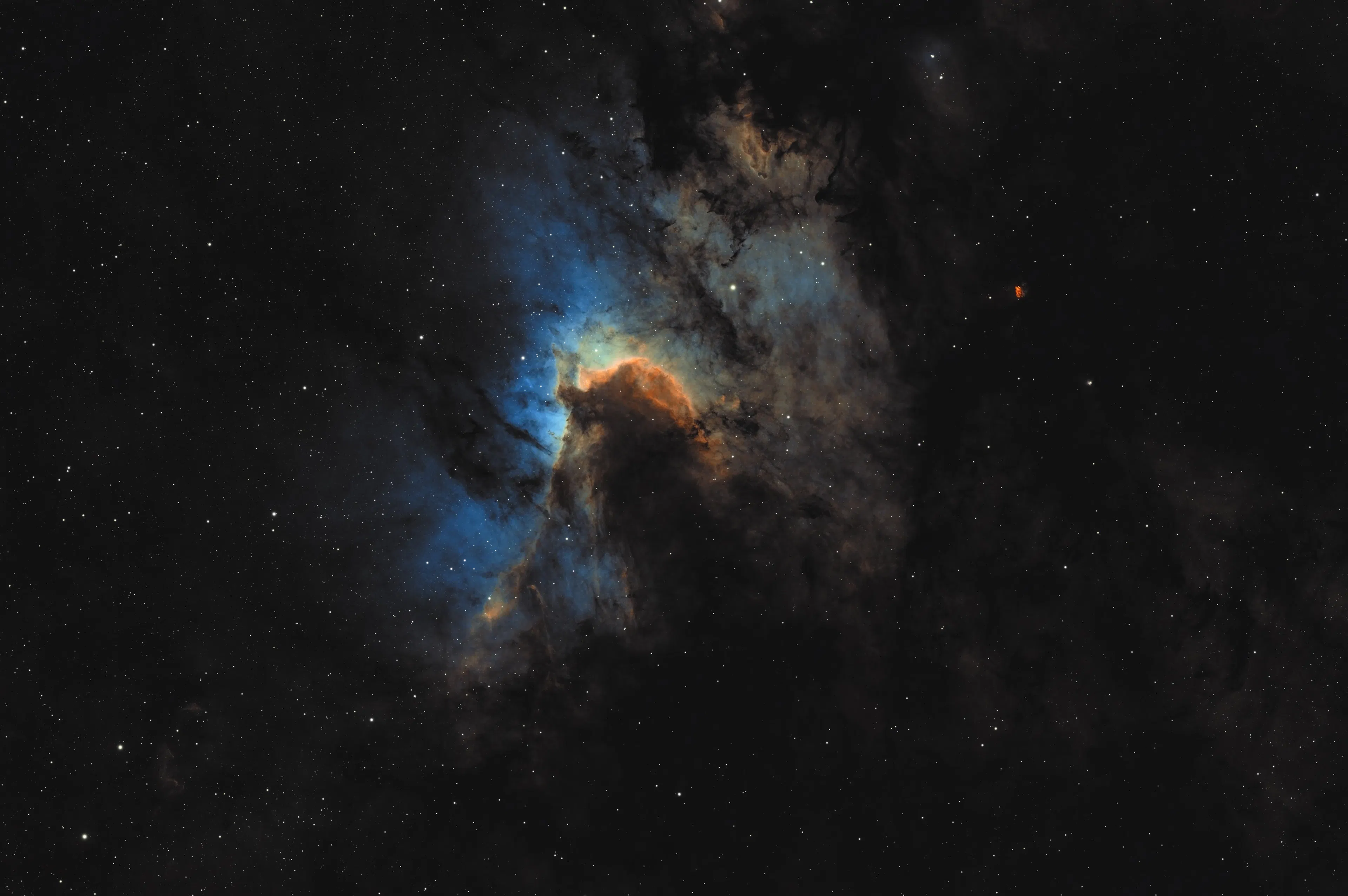Sh2-155 — Nébuleuse de la Caverne, photographie SHO bleu et doré.