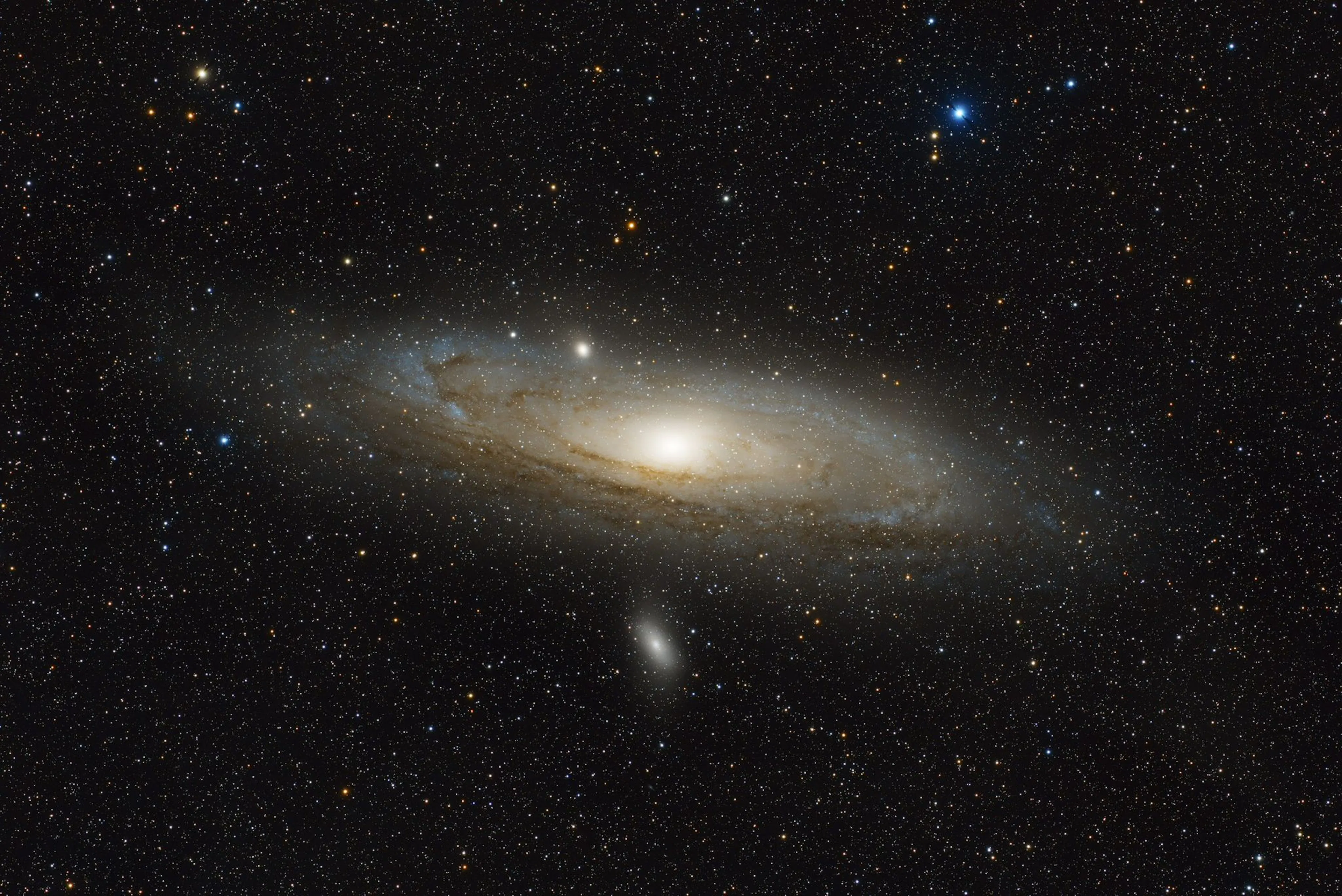 M31, la galaxie d’Andromède, photographiée en grand champ avec la FSQ-85.