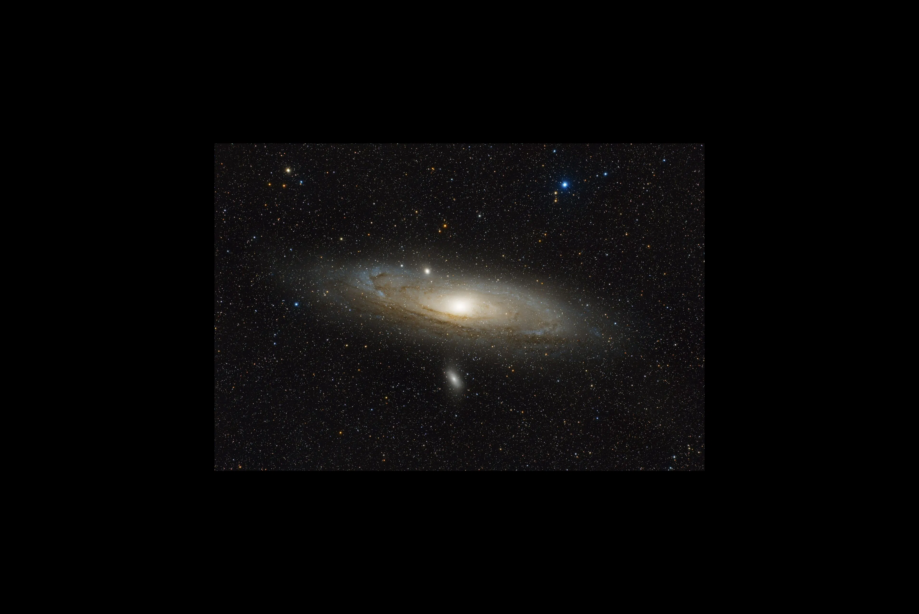 M31, la galaxie d’Andromède, photographiée en grand champ avec la FSQ-85.
