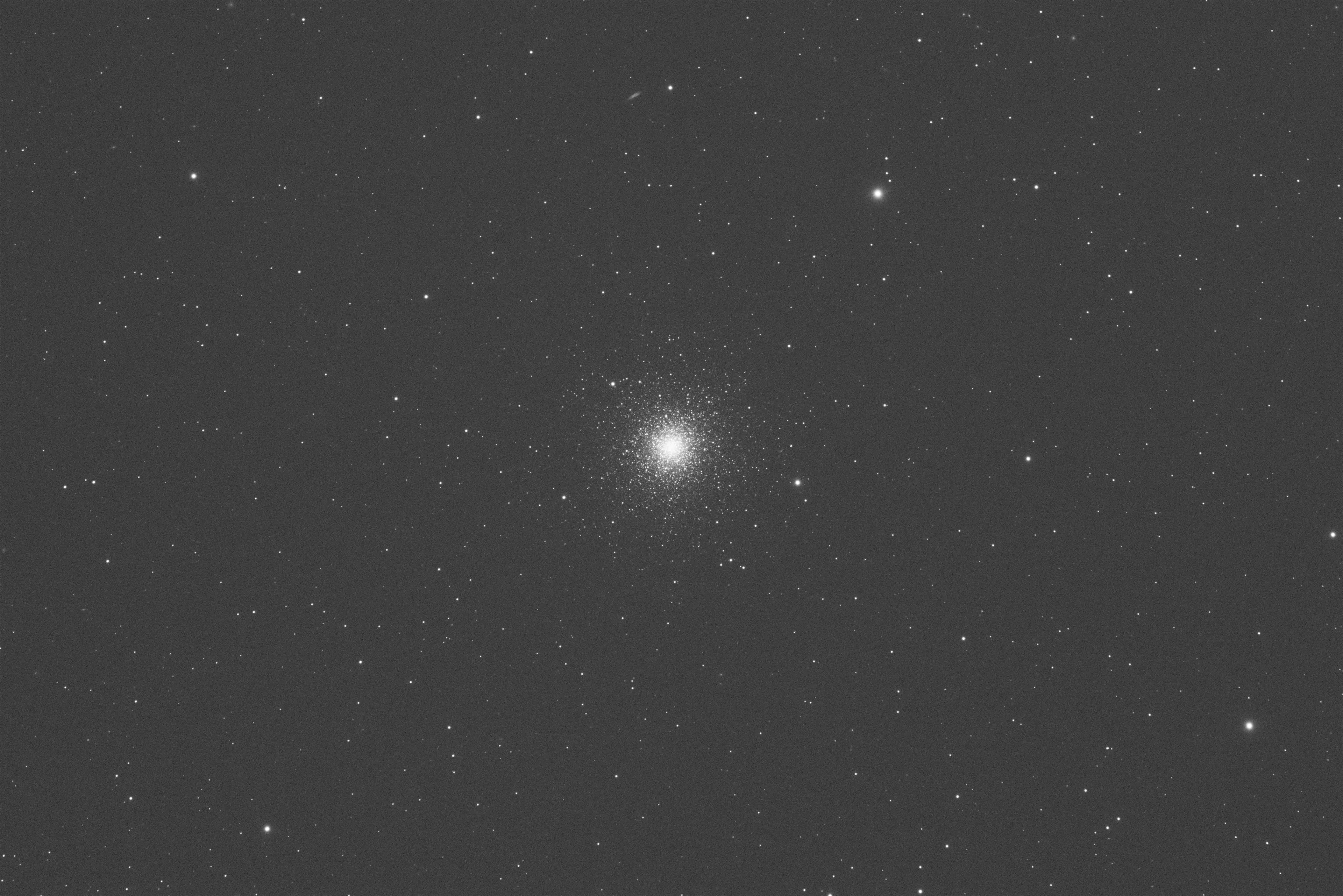 M3, amas globulaire — image brute monochrome capturée avec le Takahashi TOA-150B