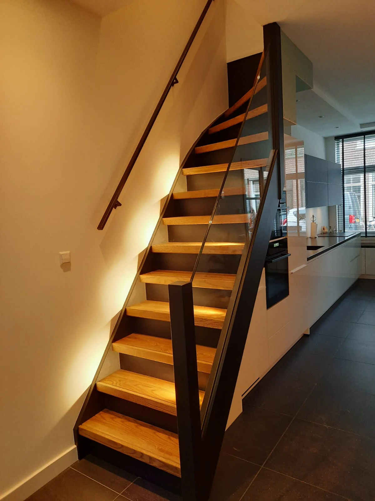 Traprenovatie Heiloo met eikenhouten en glazen afwerking