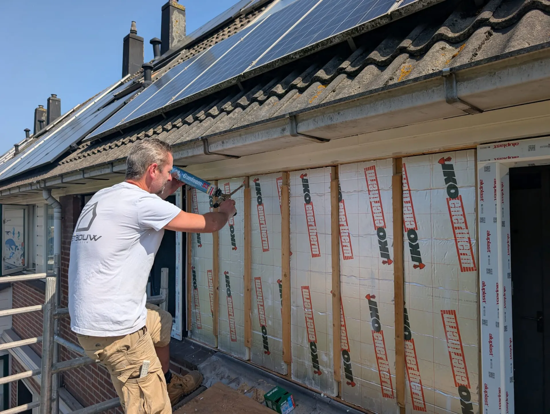 Isolatiemateriaal wordt aangebracht rondom nieuwe kozijnen in Castricum