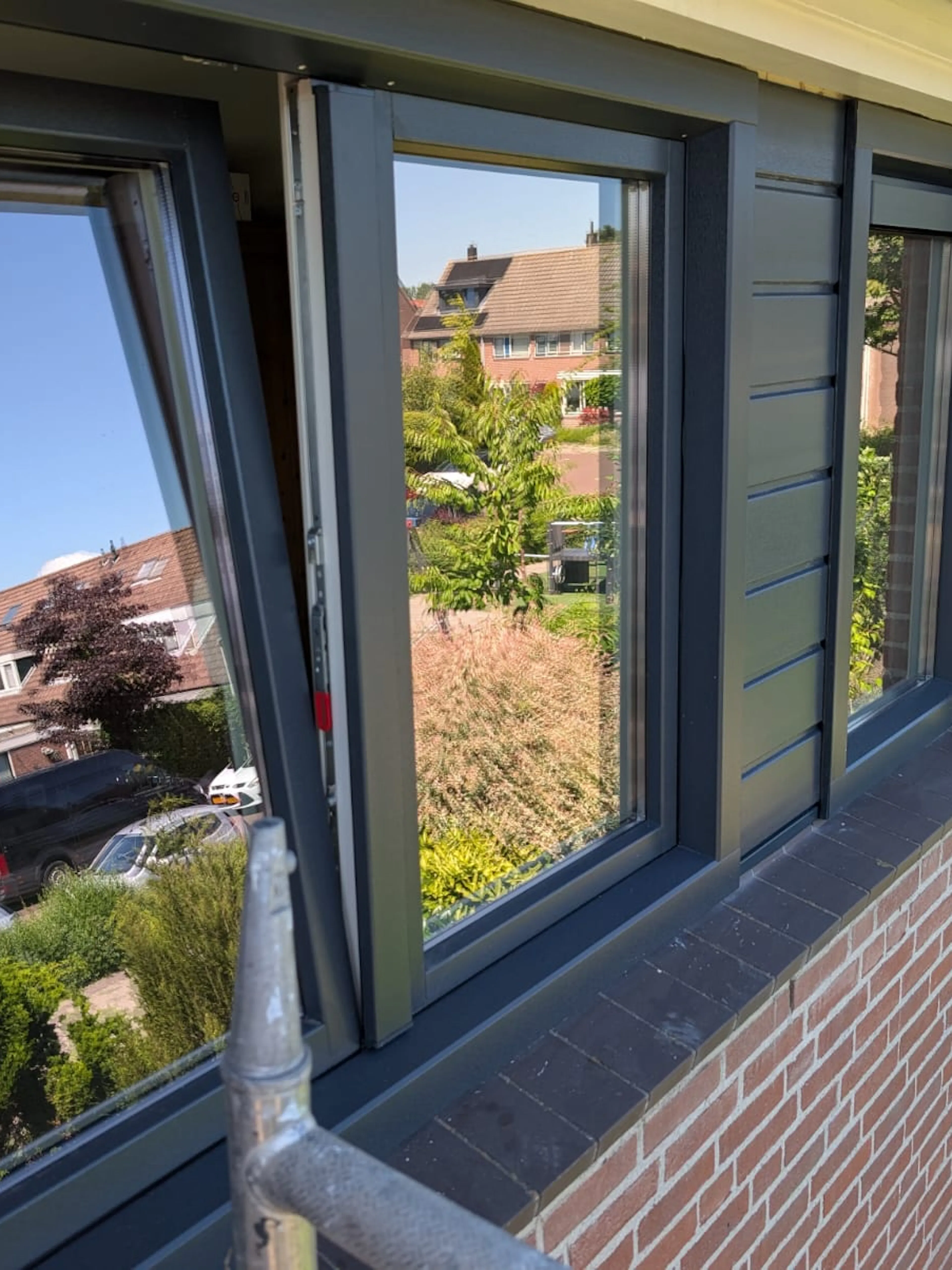 Nieuwe antracietkleurige kozijnen met isolatieglas in Castricum