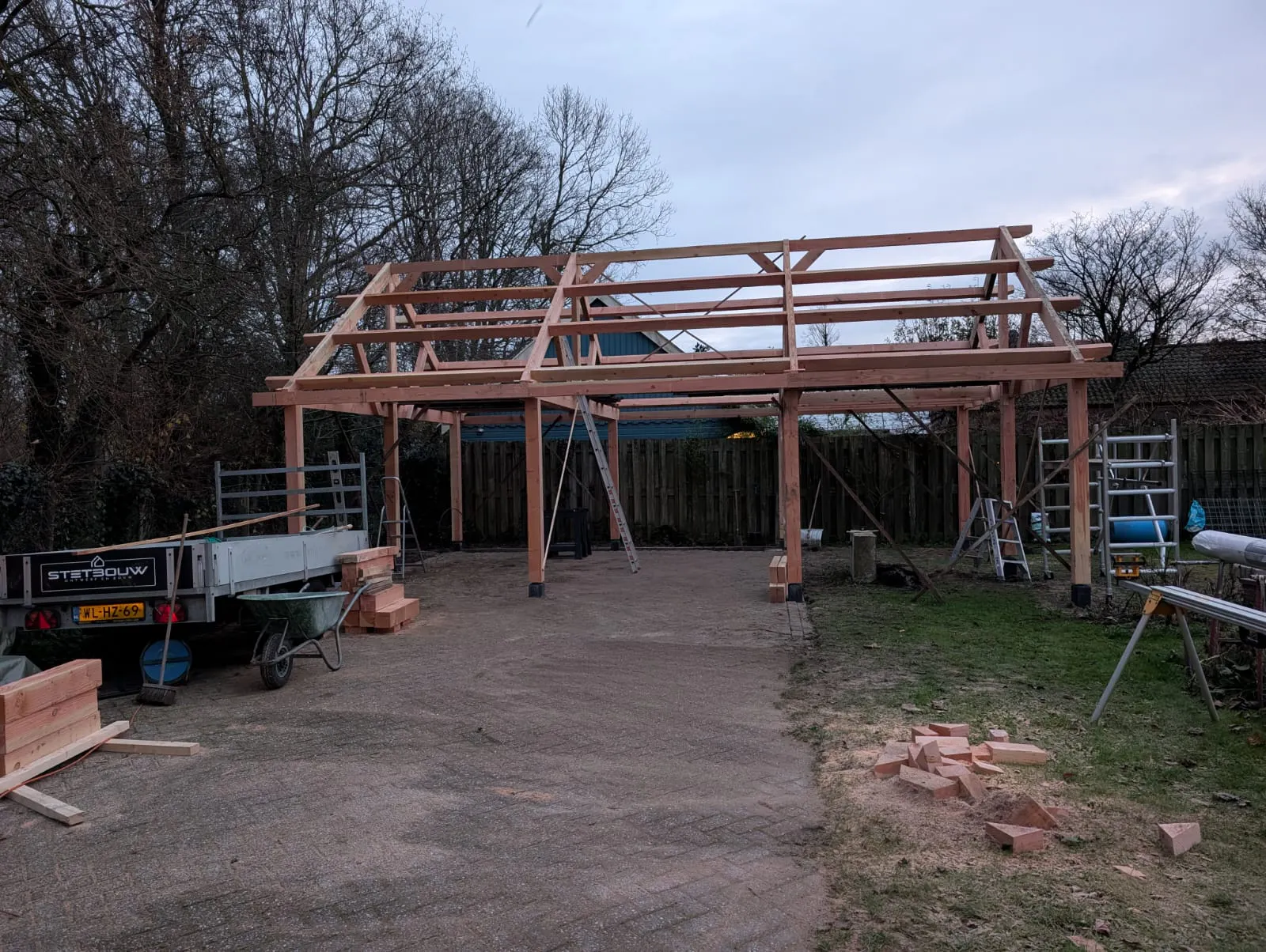 Houten skelet en kapconstructie van schuur met overkapping in Bakkum