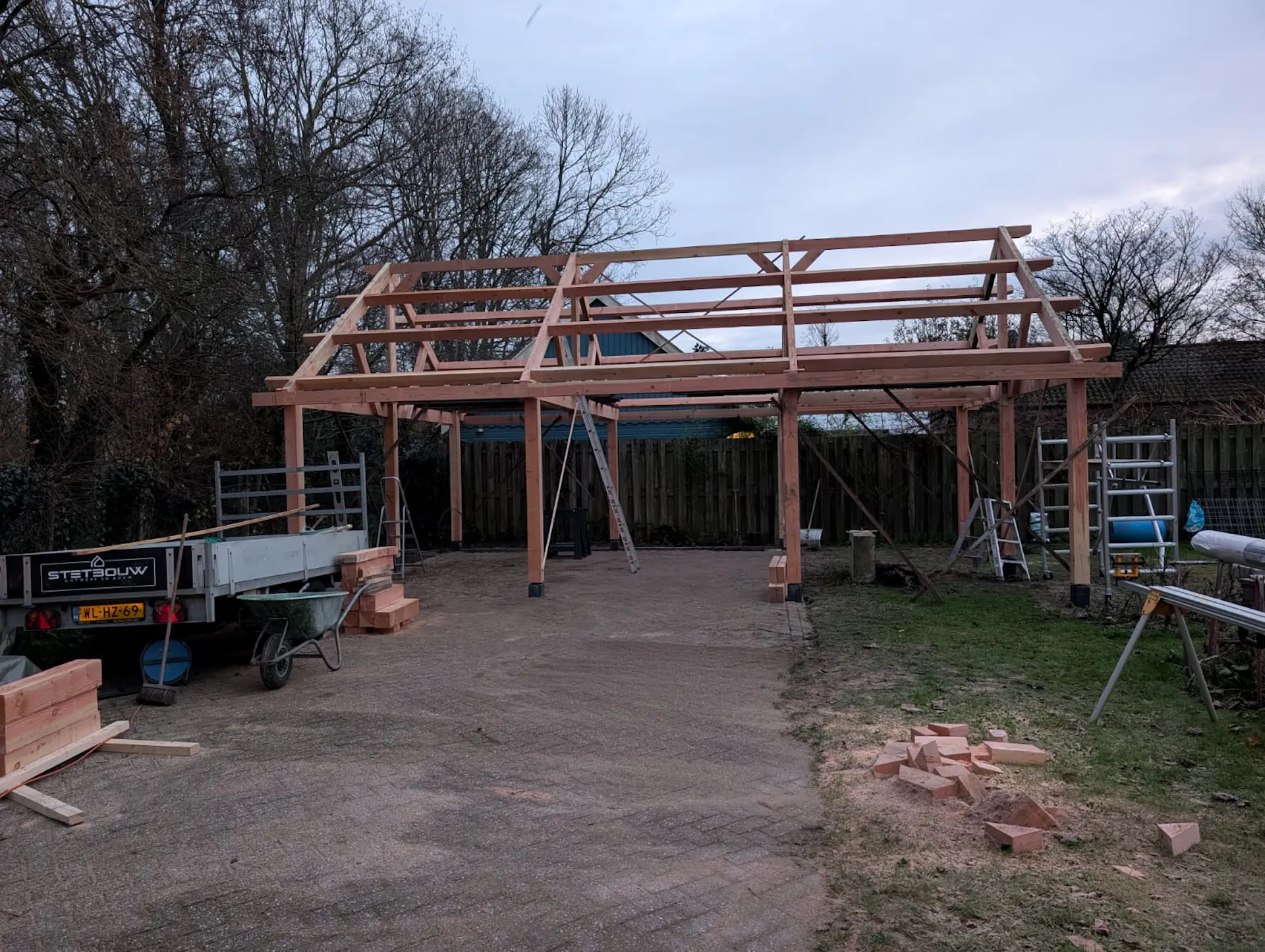 Houten skelet en kapconstructie van schuur met overkapping in Bakkum