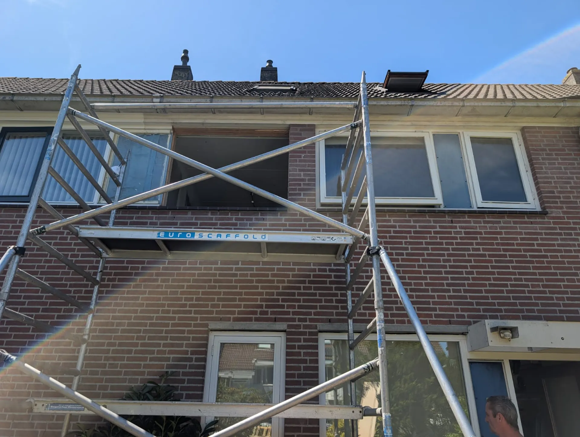 Lege raamopening aan de achtergevel klaar voor plaatsing van een kozijn