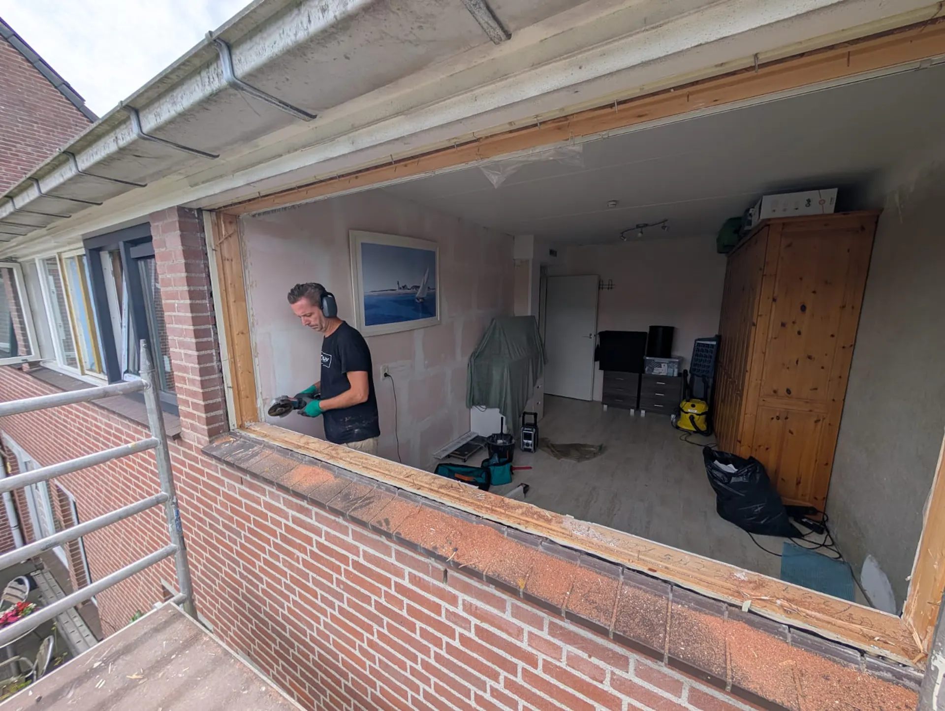 Bestaande houten raamopening wordt voorbereid op een nieuw kozijn