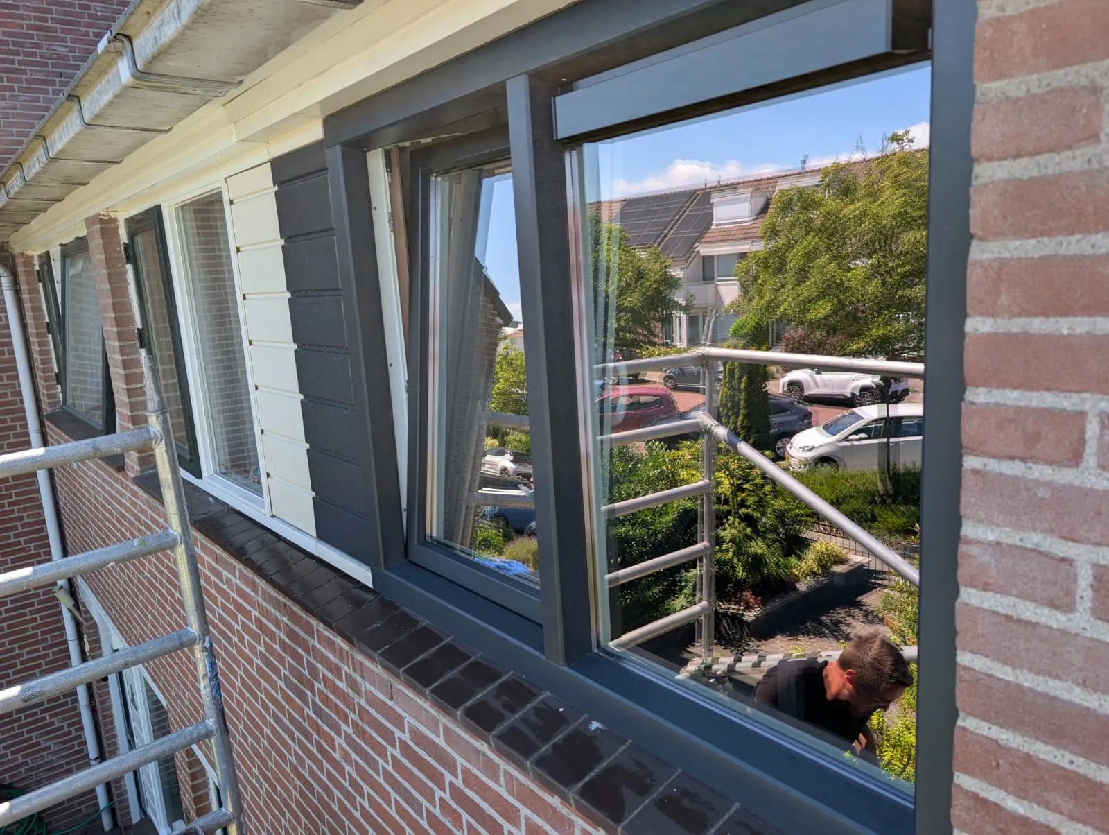 Antracietkleurig kozijn met isolatieglas en vernieuwde gevelbekleding