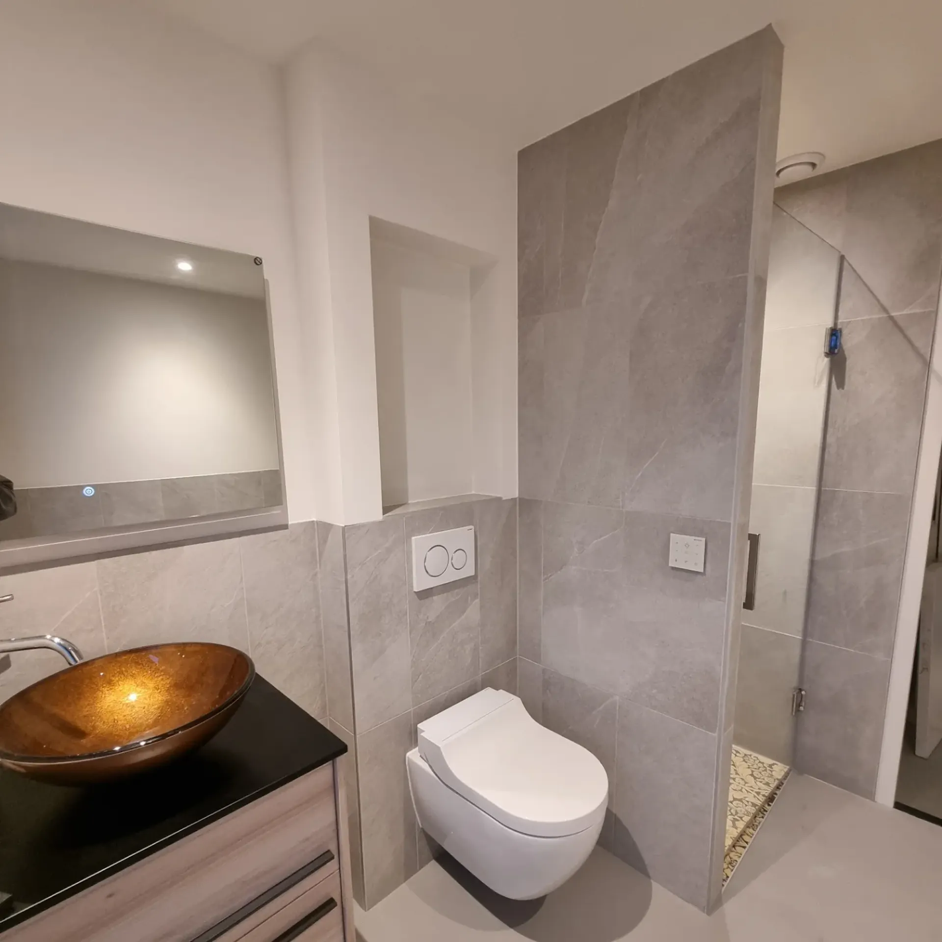 Detail badkamer Haarlem douche en afwerking