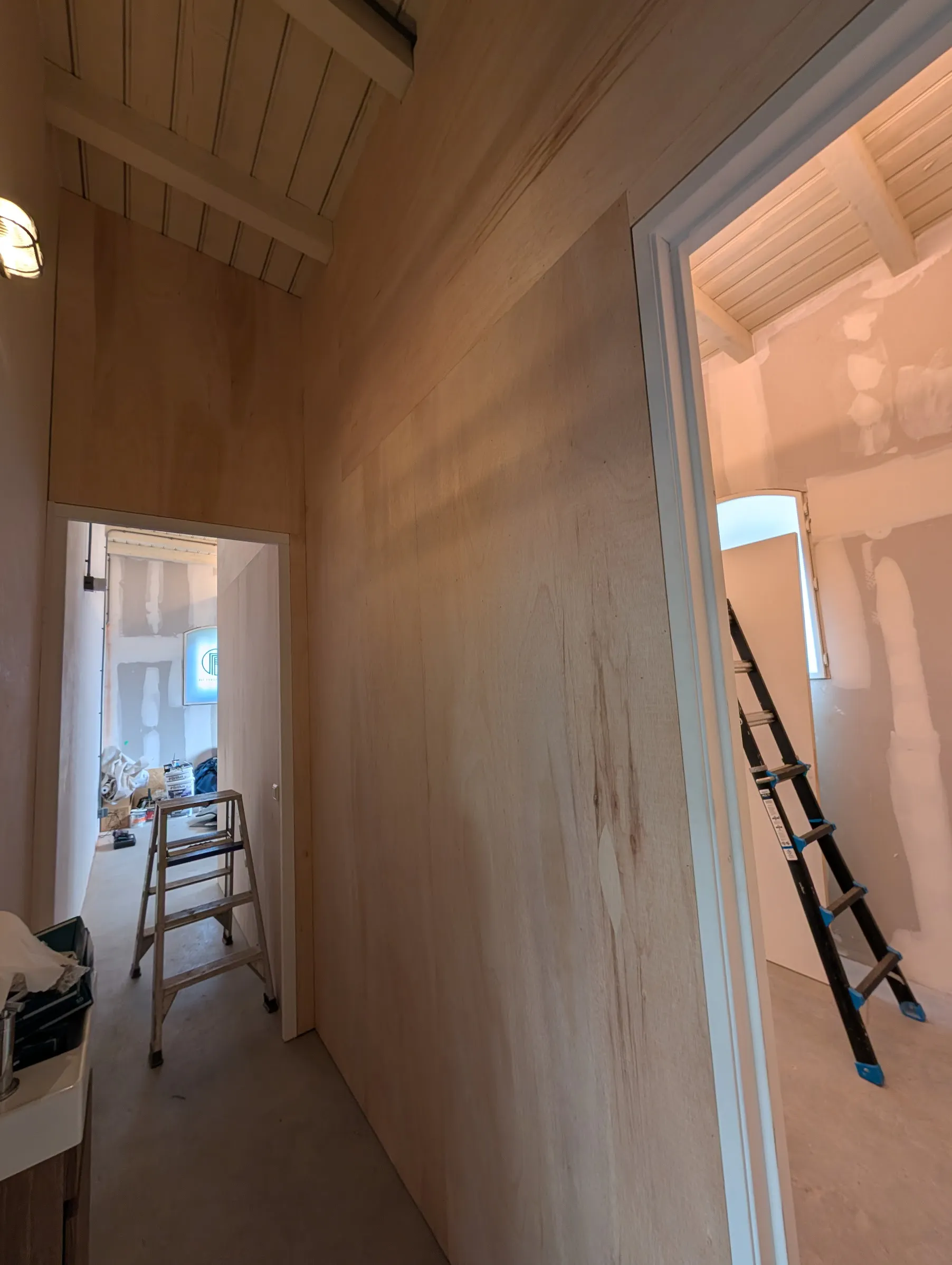 Multiplex wandbekleding en deurkozijnen tijdens renovatie van Fundamentals