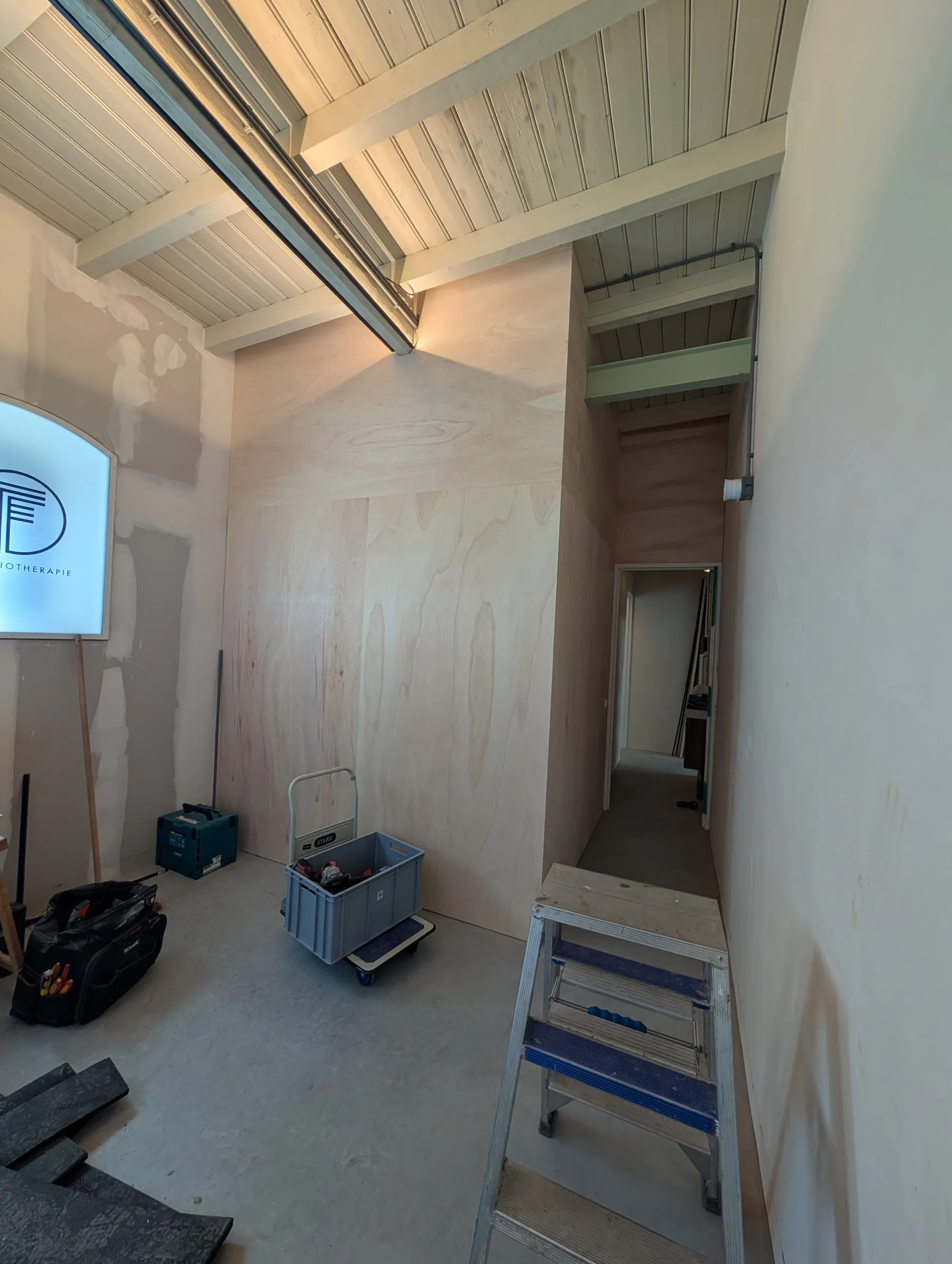 Multiplex scheidingswanden in aanbouw naast de trainingsruimte