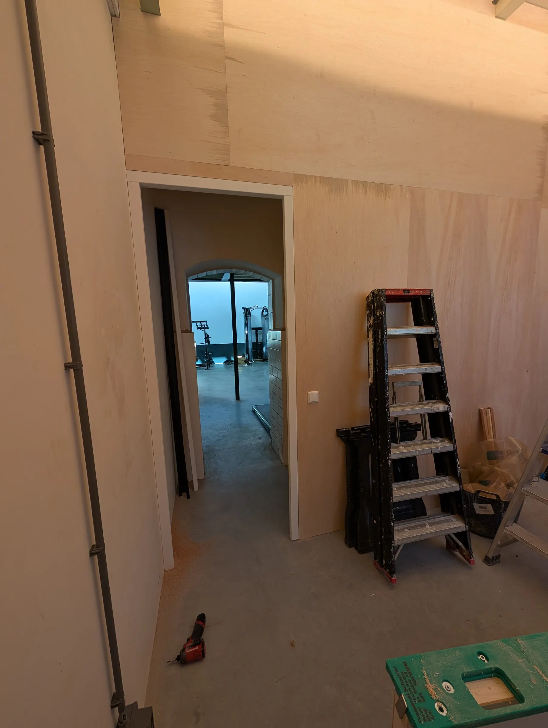 Nieuwe doorgang in multiplex wand naar de fitnessruimte