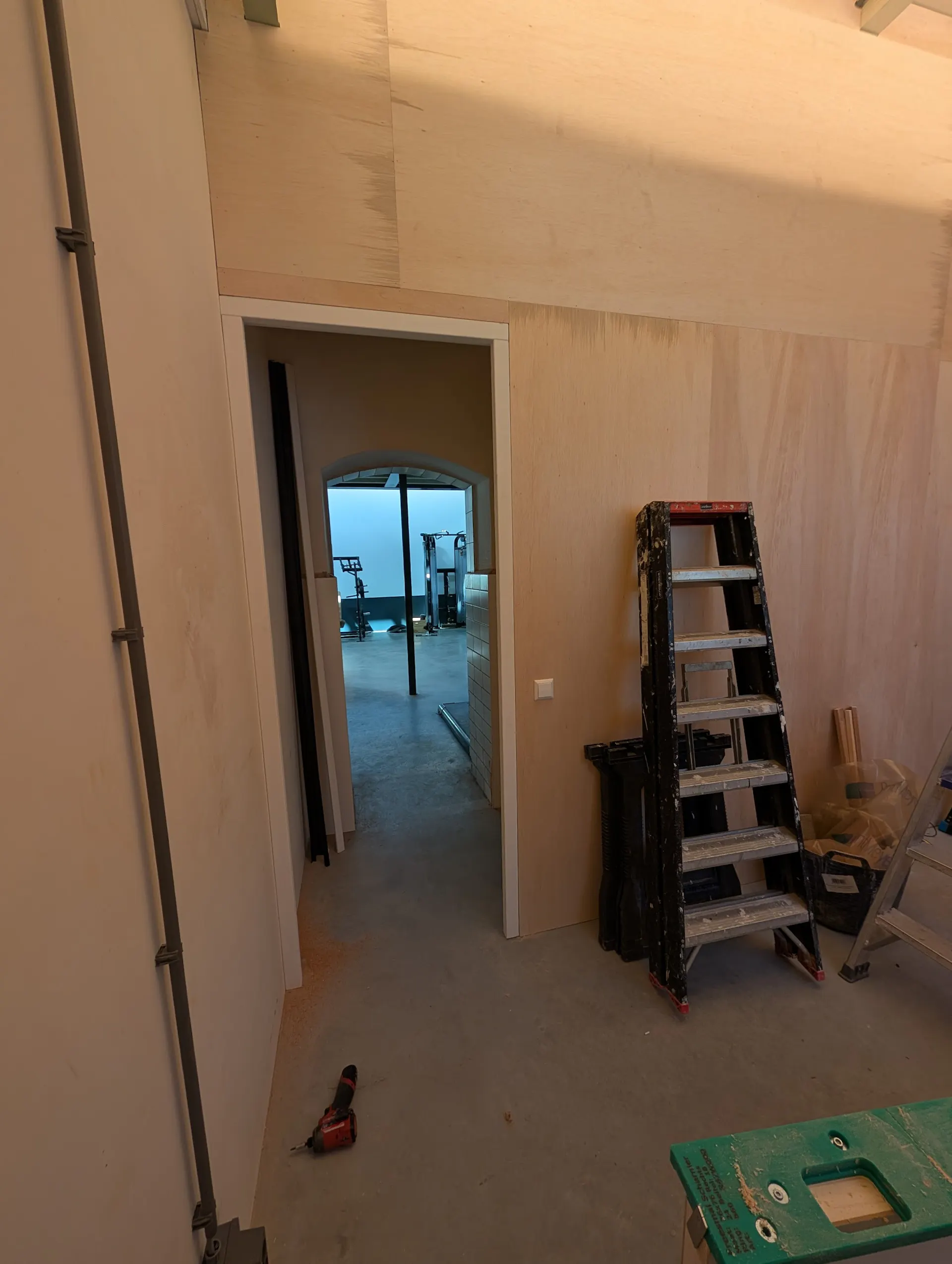 Nieuwe doorgang in multiplex wand naar de fitnessruimte
