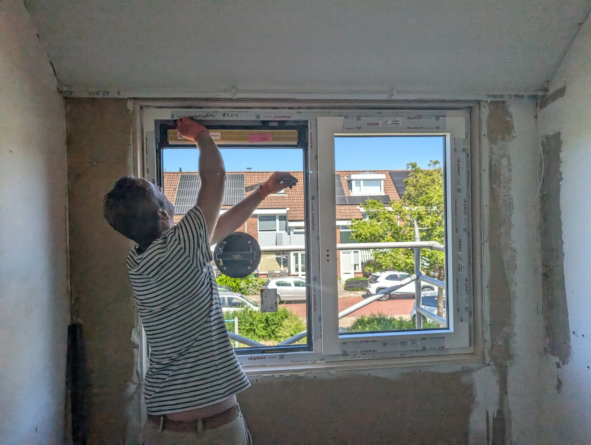 Nieuw kozijn met isolatieglas wordt van binnenuit afgewerkt