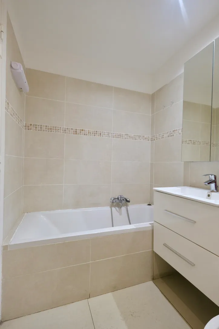 Salle de bains avec wc