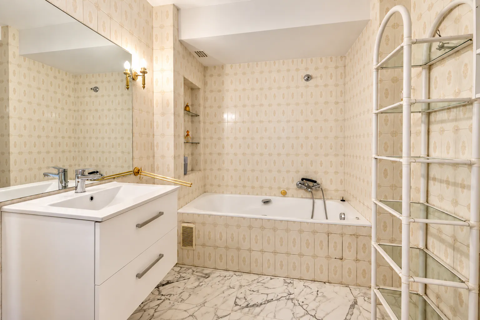 Salle de bains avec wc