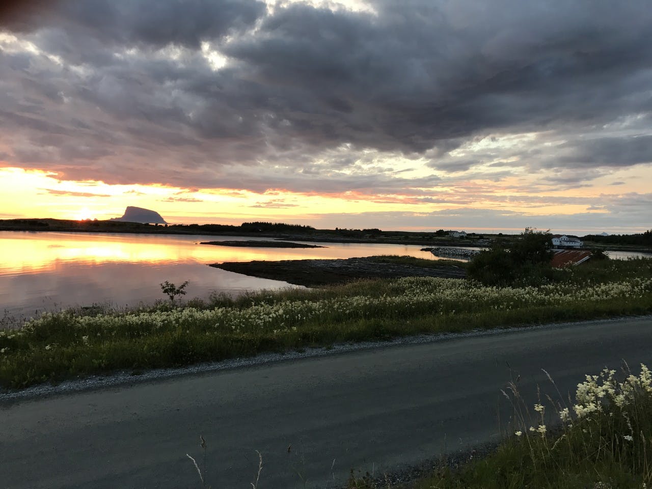 Lovund sett fra Torsvika på Dønna