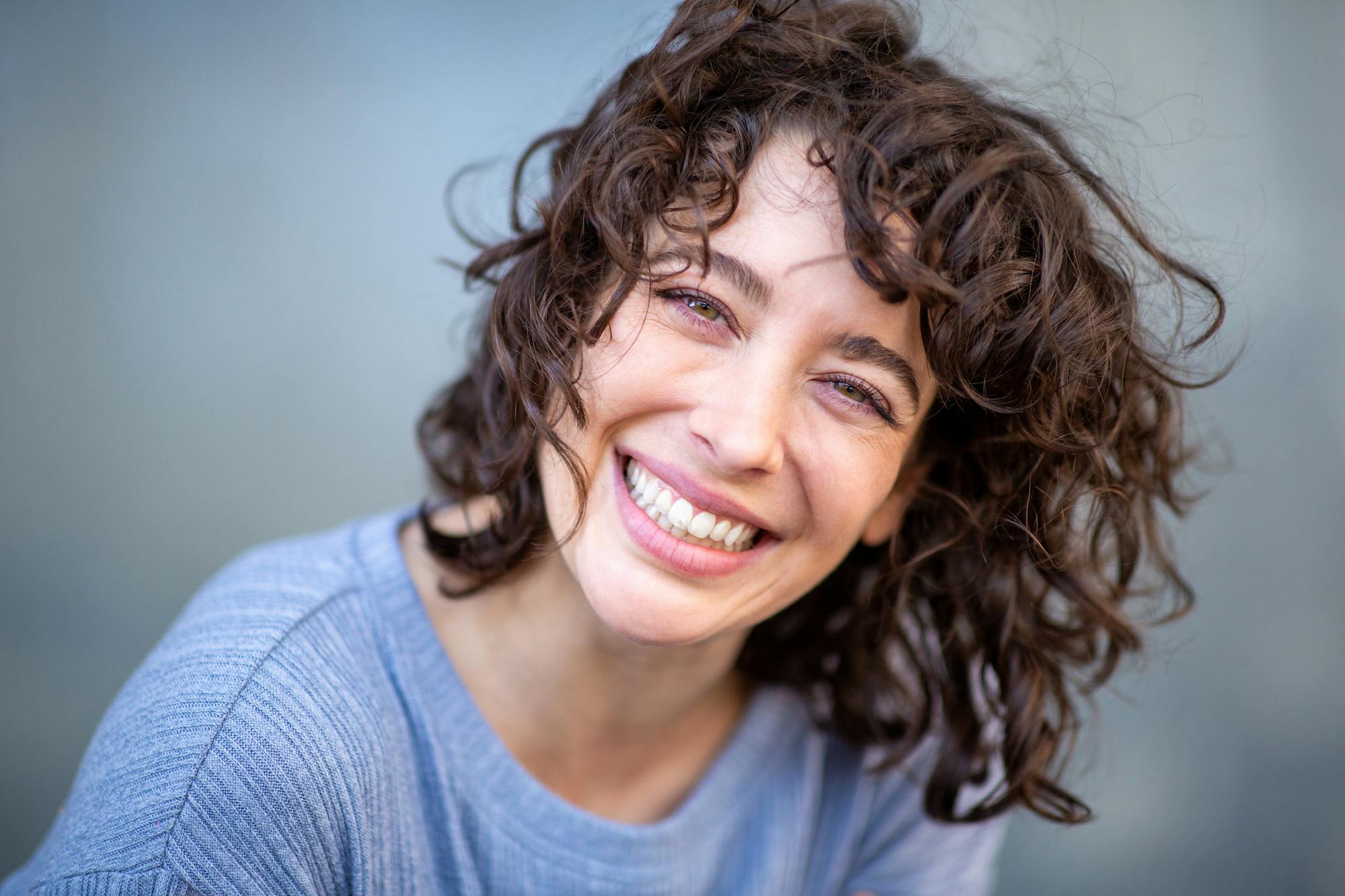 Raty stomadent - uśmiechnięta kobieta