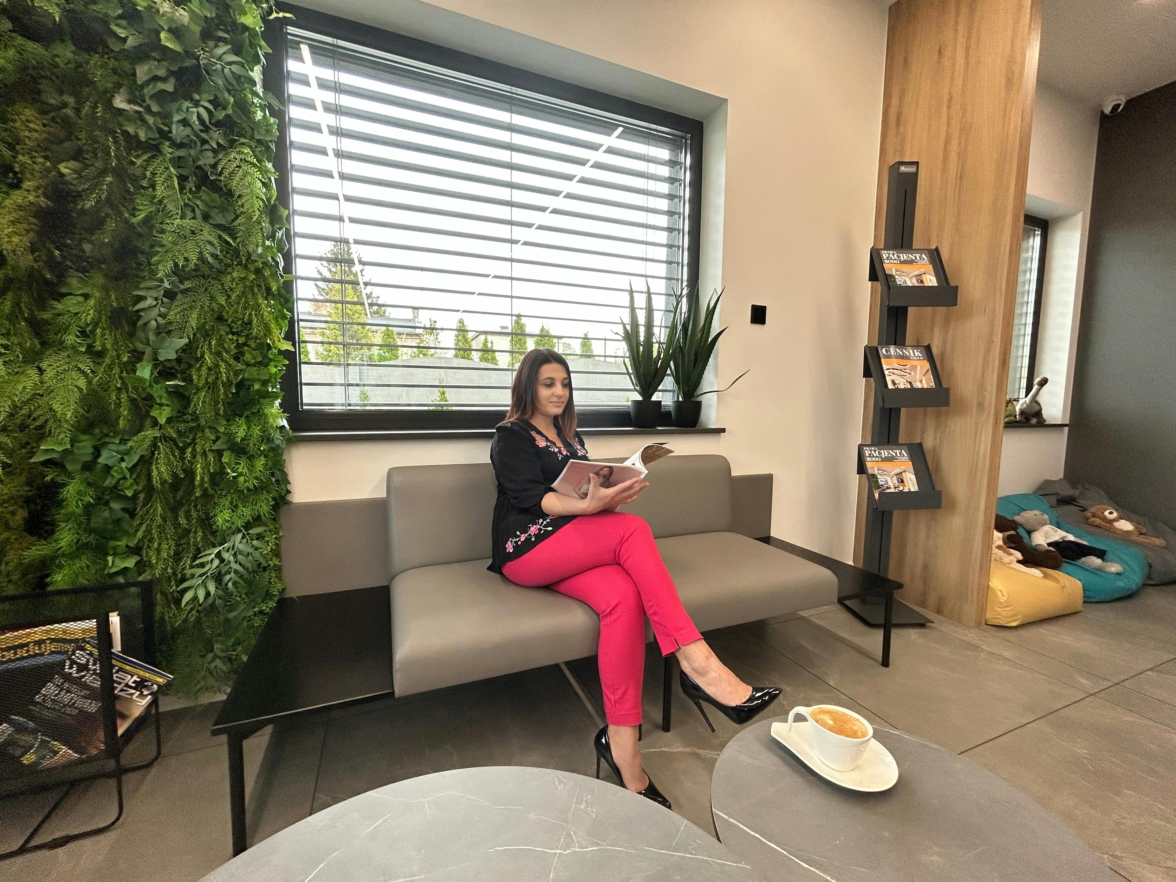 Poczekalnia z czasopismami Stomadent